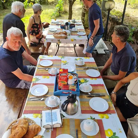 Zuccaro לינה וארוחת בוקר